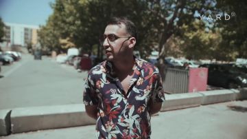 La Chemise à fleur portée par Soso Maness dans Soso Maness | On The Corner (Font Vert, Marseille) (2018)