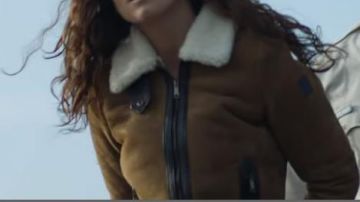 The seste brown with a white-collar effect in sheep of Teresa Mendoza (Alice Braga) in Queen of the South (S03E05)