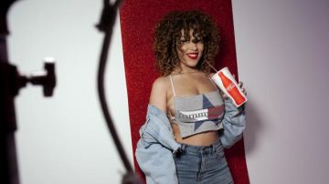 Tommy jeans gris crop top porté par Doja Cat dans les 11 Choses à Propos de Doja Cat, Vous Devez Savoir!