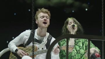 Gucci vert GG chandail porté par Billie Eilish dans Billie Eilish - je t'aime (Live Au Théâtre grec)
