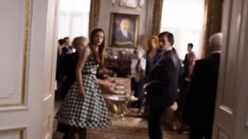 La robe à carreaux Vichy portée par Charlotte Montrose (Laura Berlin) dans le film Rouge Rubis