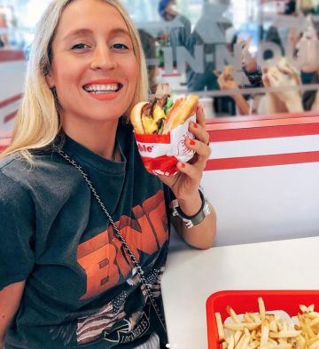 La camiseta gris de manga corta de BING Los Ángeles usada por Charlene (The Babooshka) en la cuenta de Instagram de @thebabooshka