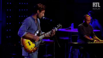 La chemise col mao de Jérémy Frérot dans la vidéo YouTube Revoir (Live) - Le Grand Studio RTL