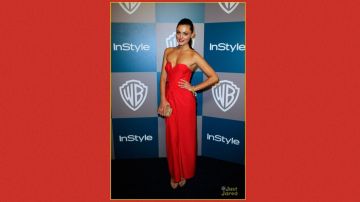Robe rouge portée par Phoebe tonkin à la cérémonie des golden globes 2012