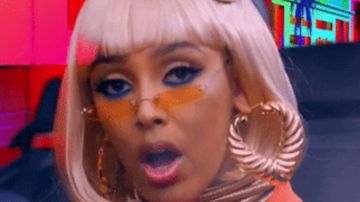 Doja Cat sinueuse en forme de coeur hoop boucles d'oreilles portées dans la vidéo de musique Tia Tamera ft. Rico Méchant