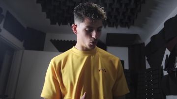 Le T-shirt jaune Pikachu face dans la vidéo YouTube USSO - Episode 1 : On est dans la m***e