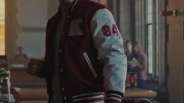 El peluche usado por Hank Hall (Alan Ritchson) en la serie Titanes (S01 - E07)