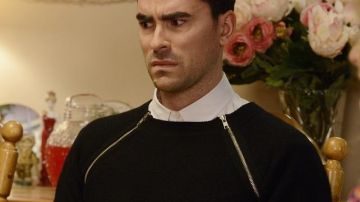 Black zipper sweater of David Rose (Daniel Levy) in Schitt's Creek (S01)