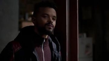 La chaqueta negra y roja de Malcolm Ducasse (Eka Darville) en Jessica Jones