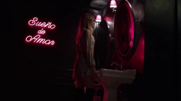 The short dress sequined silver worn by Chiara (Benedetta Porcaroli) in the series Baby (S01)