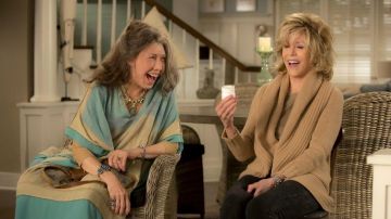 The vest Grace Hanson (Jane Fonda) in Grace and Frankie (S01E08)