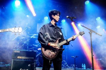 La chemise noire de Jun-yong Ahn sur le compte Instagram de @bursters_official