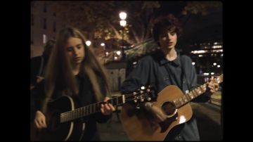 La veste bleue portée par Finn Wolfhard dans le clip Calpurnia - Greyhound