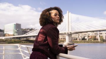 The jacket Tabitha Foster (Quintessa Swindell) on his birthday in the series Trinkets