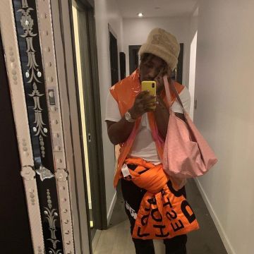 Impermeable naranja sin mangas usado por Juice WRLD en su cuenta de Instagram