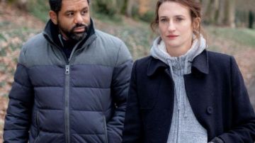 Le manteau trench noir de Camille Cottin dans Mouche