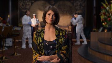 Long floral châle porté par la Grâce Ballard (Gemma Arterton) dans le Meurtre et Mystère