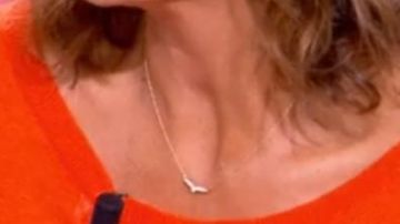 Le collier en forme d'oiseau blanc en vol porté par Faustine Bollaert dans l'émission Ça commence aujourd'hui du 26.08.19