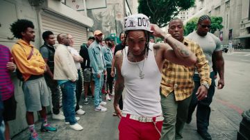 White Don't Dead on Me Cap de Tyga en el video musical de Tyga - Lightskin Lil Wayne