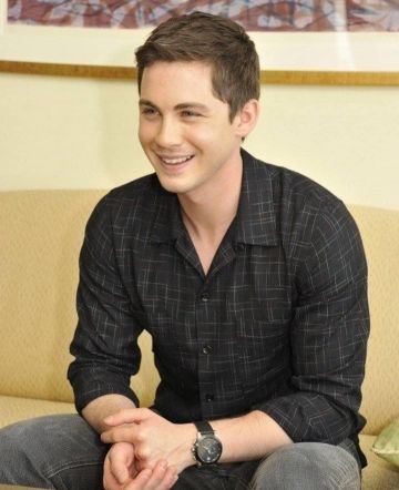 El reloj negro usado por Logan Lerman en la cuenta de Instagram de @loganlerman
