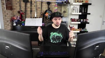 T-shirt Bulbizarre worn by LinksTheSun in the video Is that you love me - Maître Gims (critique) REUPLOAD