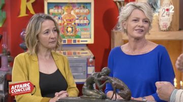Le pull bleu porté par Sophie Davant de Sophie dans Affaire conclue du 5 septembre 2019