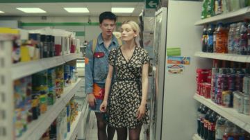 Floral robe wrap porté par Maeve Wiley (Emma Mackey) dans l'Éducation Sexuelle (S01E05)