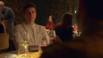 The sweater Lacoste of Ander (Arón Piper) in Elite (S02E04)
