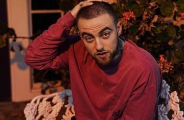 Sweatshirt red bordeaux from Mac Miller on the account Instagram of @macmillerdivine
