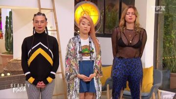 Le pull tricolore noir blanc et jaune de Olivia Kugel dans Beauty Match : Le choc des influenceuses