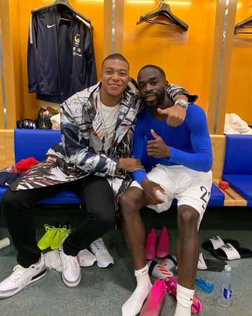 The jacket Kylian Mbappé on his account Instagram @k. mbappe