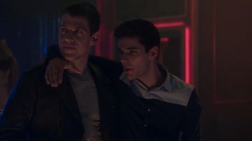 The shirt is two-toned (navy blue and light blue) Polo (Álvaro Rico) in Elite (S02E08)