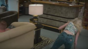 Jeans usados por Annie Landsberg (Emma Stone) en Maniac (S01E04)