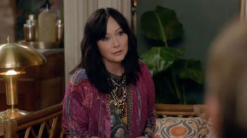 Kimono colorido usado por Shannen Doherty en BH90210 (S01E04)