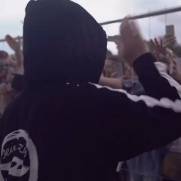 The sweatshirt worn by Nekfeu during the festivals in summer 2019