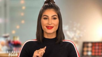 Le sweat à bandes rouges porté par Lufy dans Beauty Match : Le choc des influenceuses