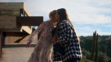 The cloak worn by Read (Danna Paola) in Elite (S02E02)