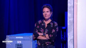 La chemise noire à manches longues à fleurs portée par Mazarine Pingeot dans Quotidien