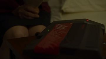 Wendy Carr's (Anna Torv) Phonesitter PT-920 en Mindhunter (S02E08)