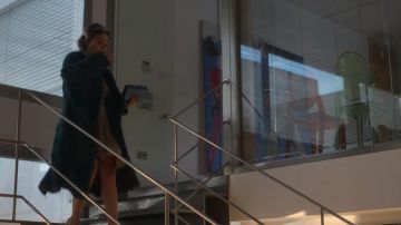 The long coat in faux fur blue Lu (Danna Paola) in Elite (S02E07)