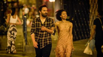 Vestido de noche de lunares de Sophie (Gugu Mbatha-Raw) en Easy (S03E09)