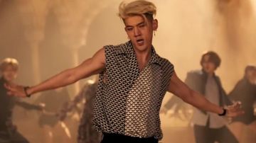 Camisa de patrones blancos y negros usada por BM en Bomb Bomb (밤밤) video musical de KARD