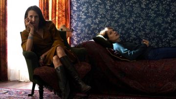 La robe longue fushia imprimée portée par La psy de Mélanie (Camille Cottin) dans le film Deux moi