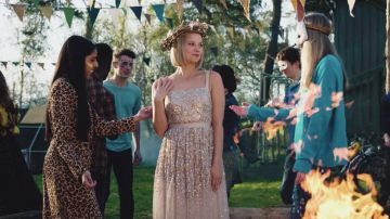 El vestido de lentejuelas usado por Amber (Ellies Duckles) en la serie The A List (Temporada 1)