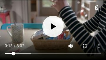 The tea cup Isa Martinet (Alix Poisson) in Parents mode d'emploi