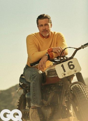 Jaune pull orange et t-shirt porté par Brad Pitt pour GQ Photoshoot