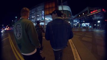 Le sweatshirt vert Indy Car porté par Vald dans la vidéo XEU Le Doc