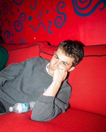 Grey sweatshirt with blue and orange "logo" worn by Dylan Minnette on the Instagram account @dylanminnette