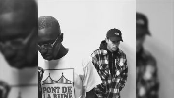 La chemise épaisse à carreaux de Nekfeu dans son clip Flingue & Feu feat. Alpha Wann