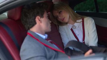 The pin in the pearl of Carla (Ester Expósito) in Elite (S02E08)